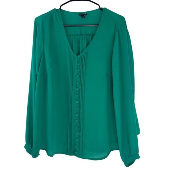 Torrid Emerald Green Georgette Pintucked Button Front Vneck Blouse - Picture 2 of 5